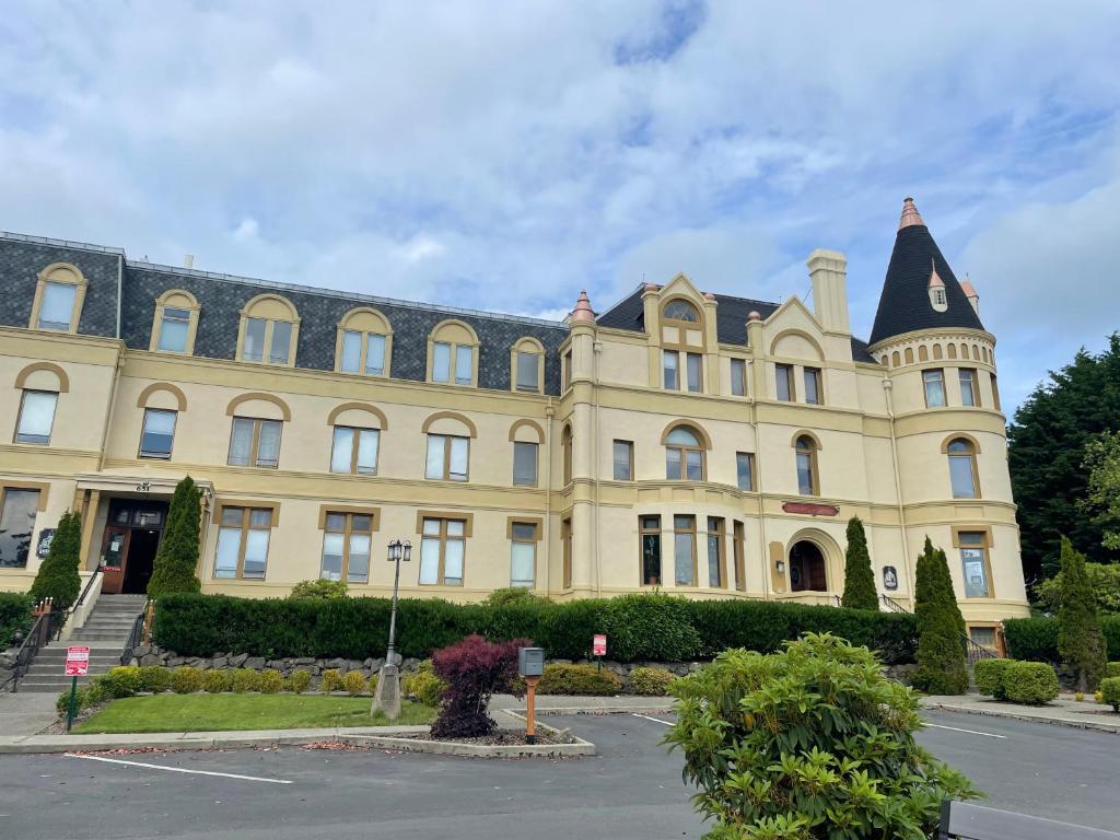 Manresa Castle image