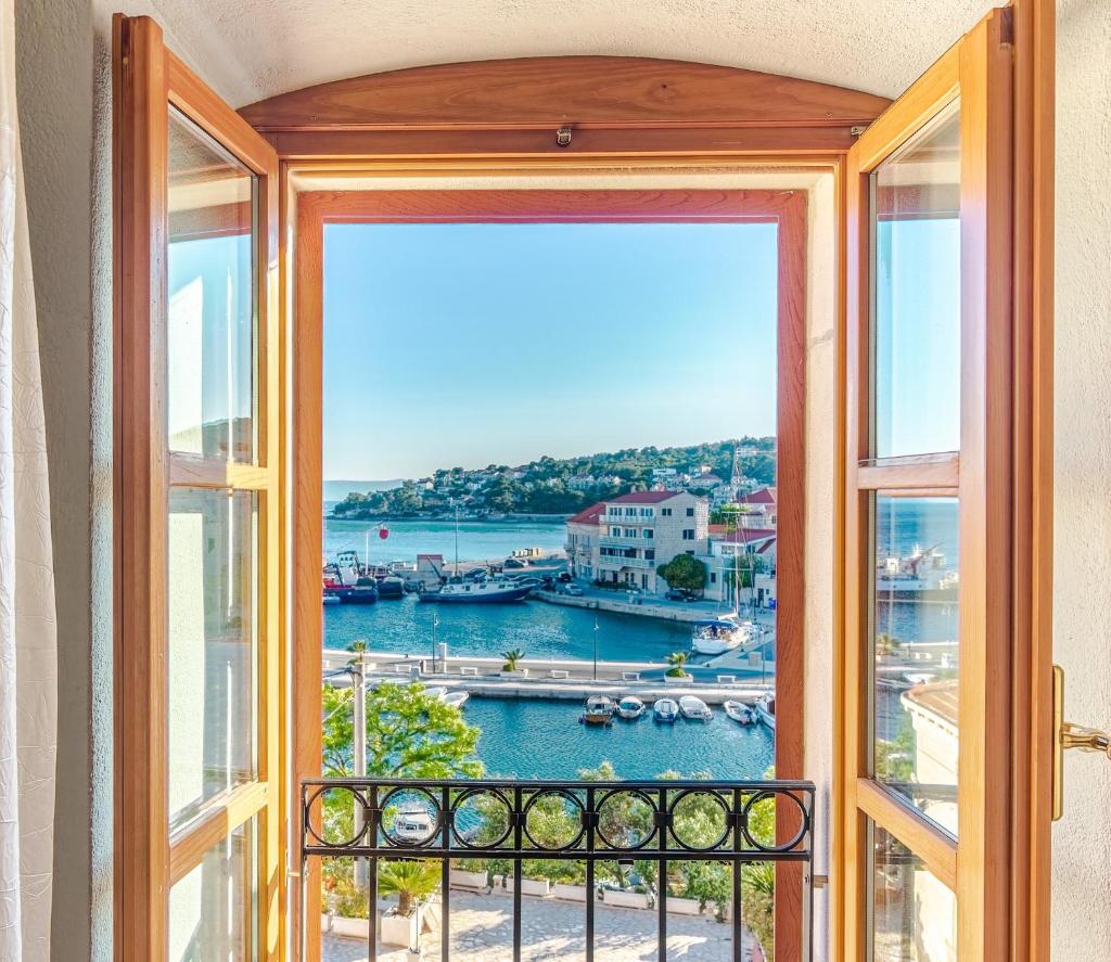 4 bedrooms seafront Villa LAURUS with heated pool for up to 8 people photo 3