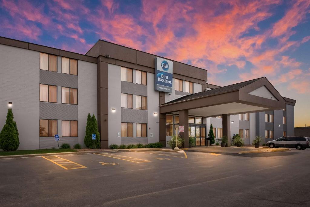 Best Western Waukesha Grand image