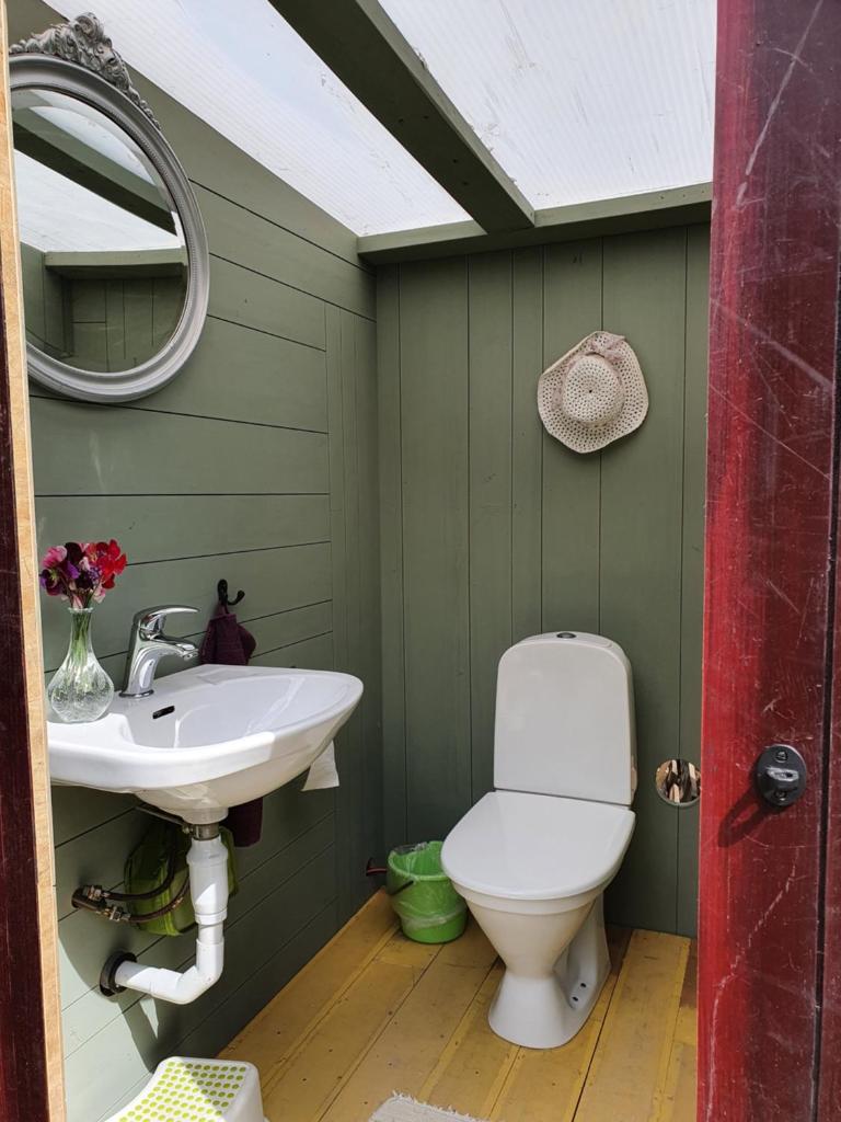 Sjönära enkel övernattningsstuga på berg med terrass, toilet in other house, No shower photo 4