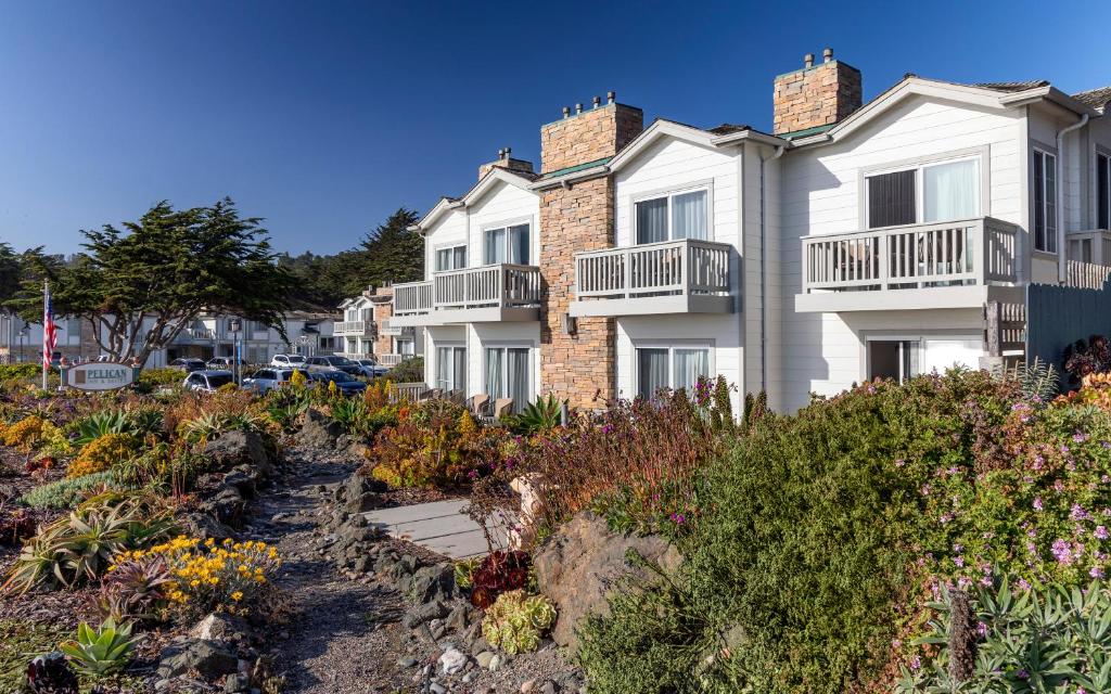 Pelican Inn & Suites photo 2