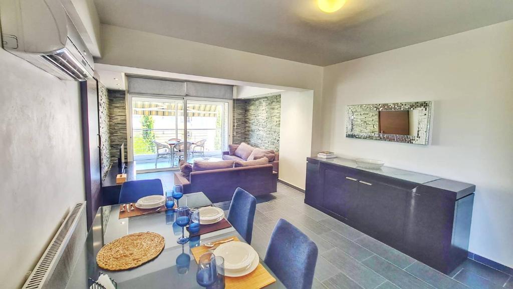 Luxury 2-bed apartment minutes to downtown photo 1