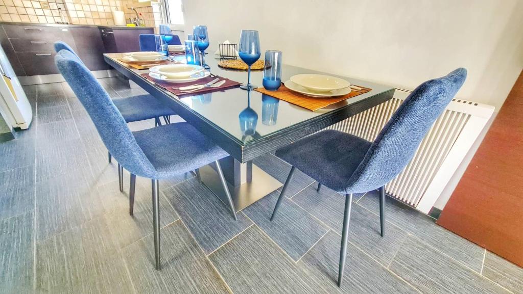 Luxury 2-bed apartment minutes to downtown photo 2