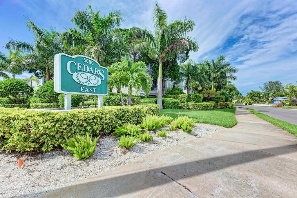 Longboat Key Cedars Beach House-pet Friendly-2 Minute To The Beach image