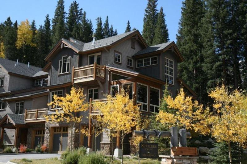 Private 2 Bedroom Townhome Located in East Keystone With Access to a Firepit, Hot Tub, and Billiards image