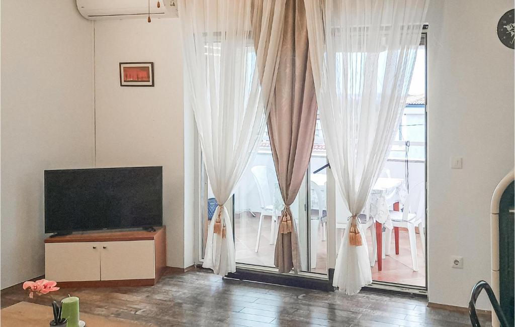 Amazing Apartment In Radosi Kod Zbandaja With Wifi And 2 Bedrooms photo 1