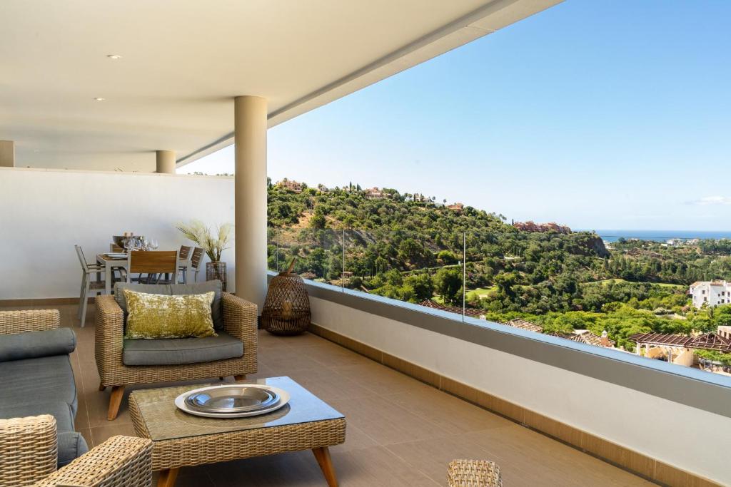 Luxury 3 bedroom apartment Amazing views-Botanic by Taylor Wimpey