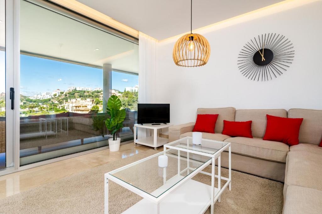 Luxury 3 bedroom apartment Amazing views-Botanic by Taylor Wimpey photo 3