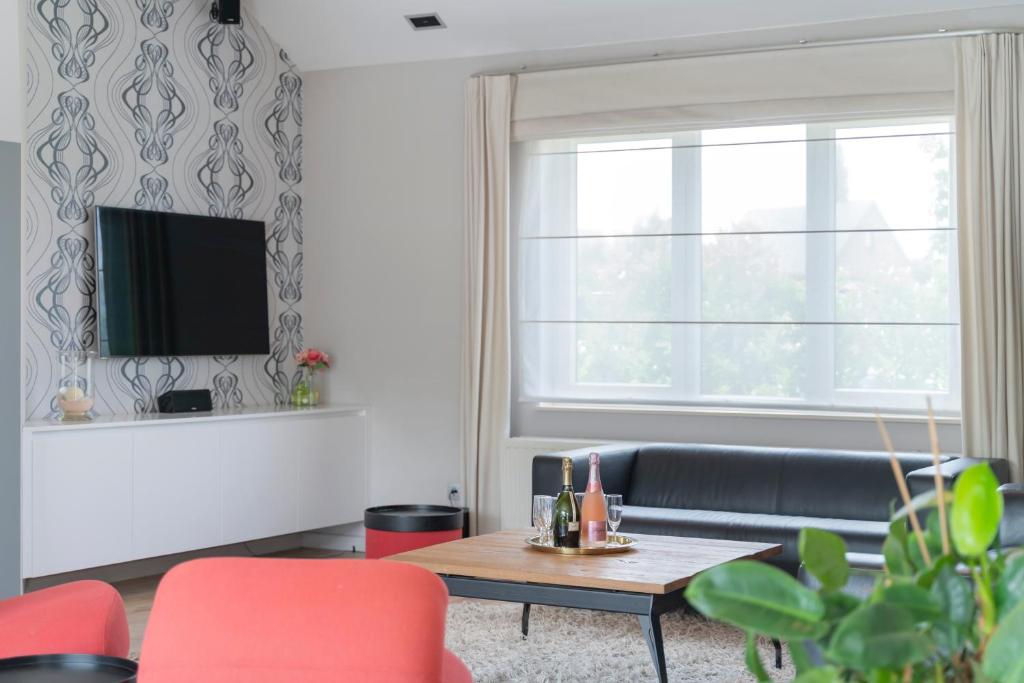 Ruime woning met grote omheinde tuin photo 1