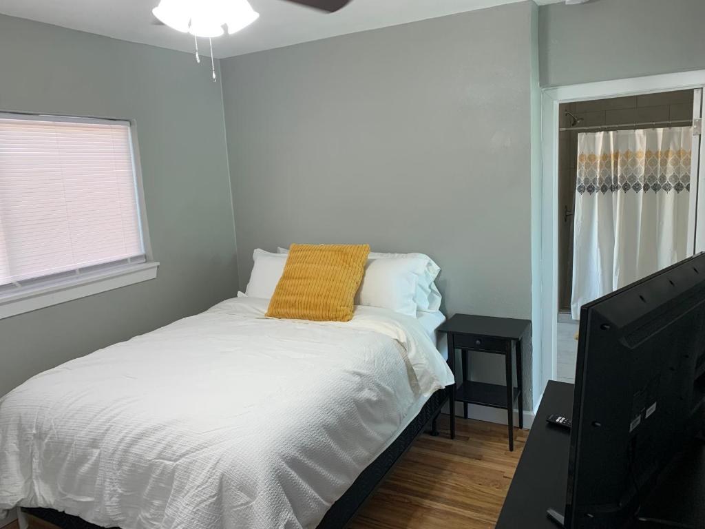 Comfortable Suite with private entrance & private bathroom image
