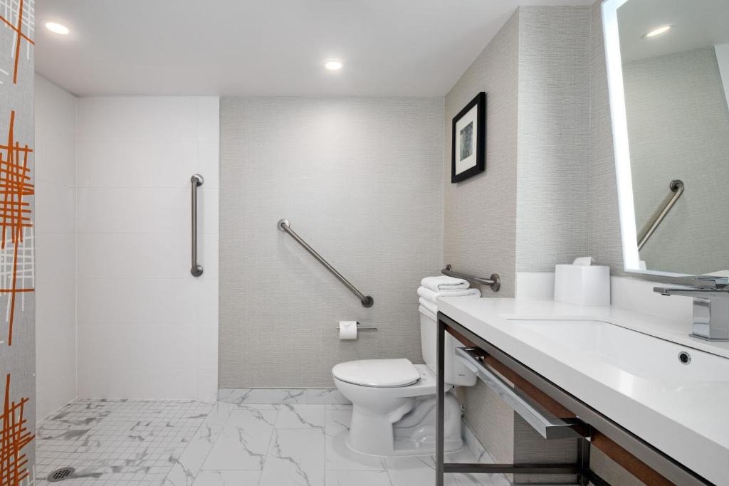Crowne Plaza Toronto Airport, an IHG Hotel photo 2