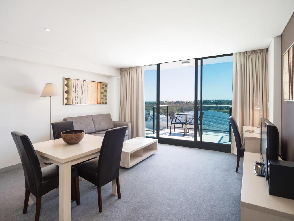 Oaks Adelaide Horizons Suites photo 2