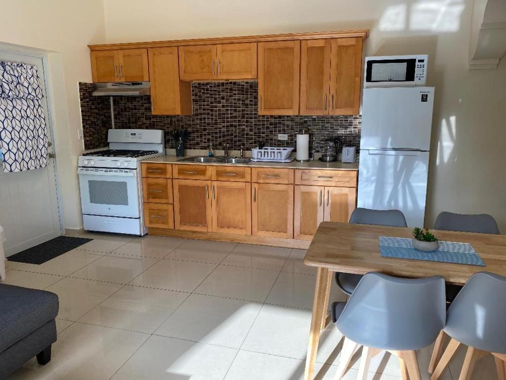 Lovely 2 Bedroom Apartment in Quiet Neighborhood! photo 2