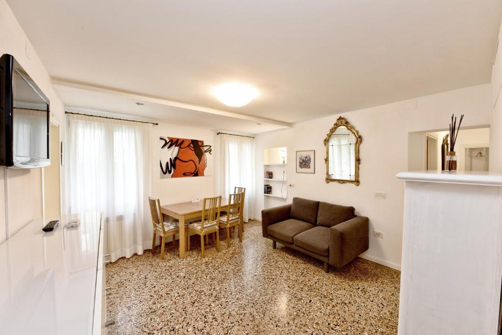 Cosy 2BR in Castello Heart Independent Walk to San Marco & Biennale - Tap to explore photos