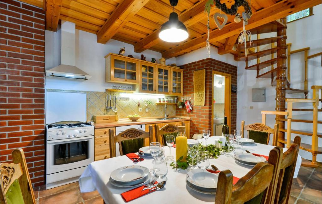 Awesome Home In Jalzabet With 2 Bedrooms, Jacuzzi And Wifi photo 4