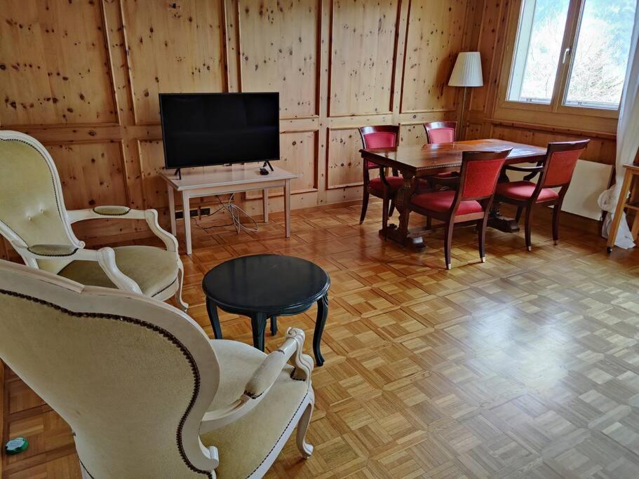 Grosse 2 ZImmer Wohnung mit Terrasse photo 3