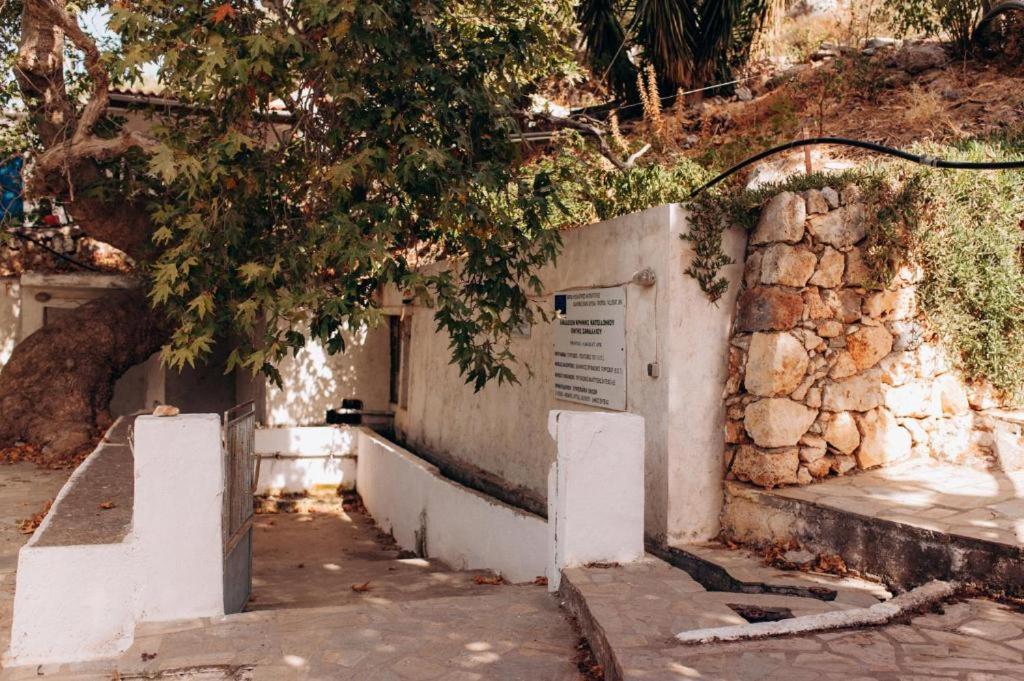 HILL SANDALI HOUSE - Tap to explore photos