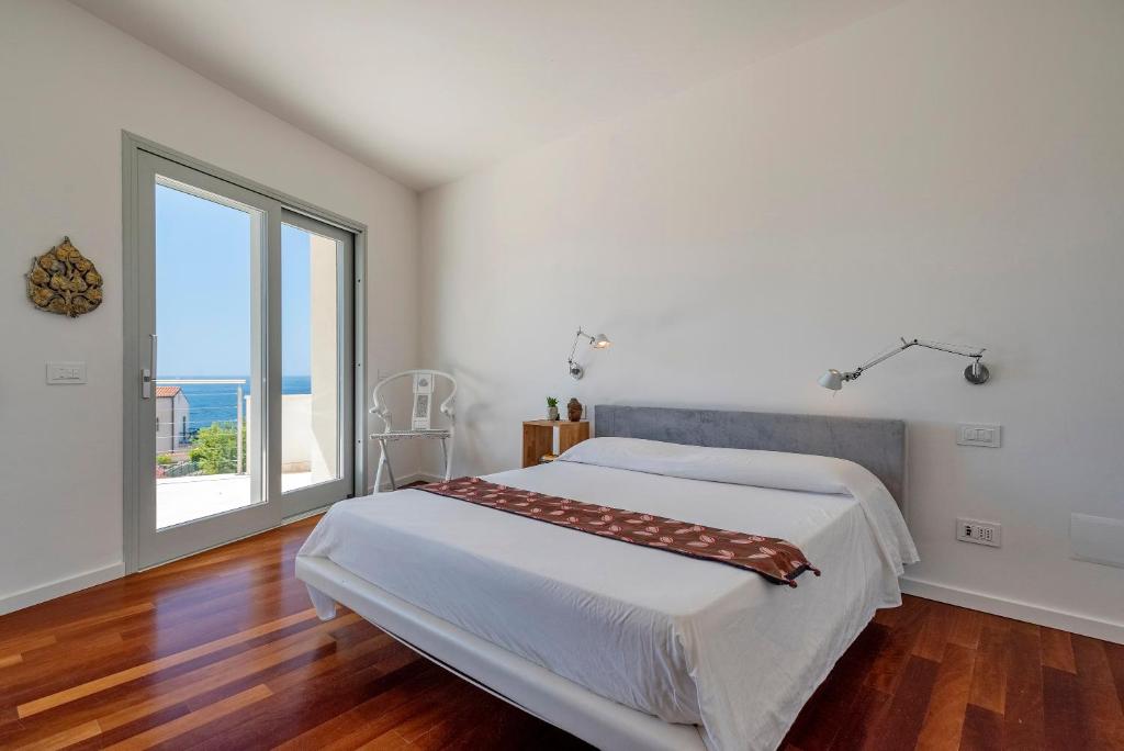 Villa Bali - Splendid Seafront Villa with garden and Jacuzzi photo 3