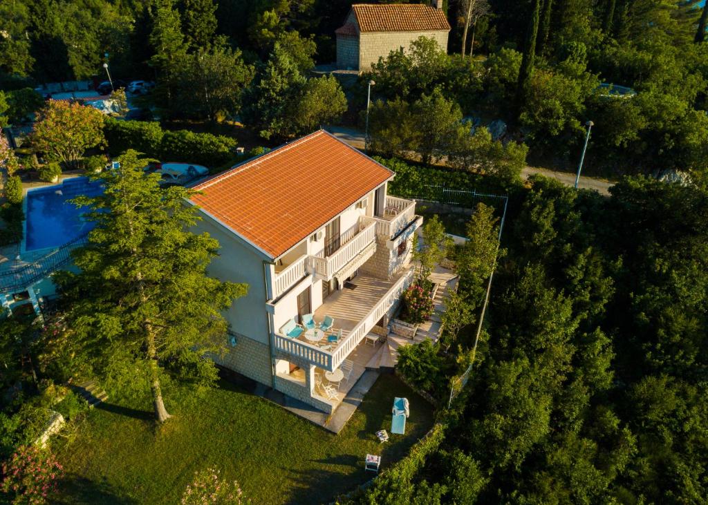 Door To Summer, villa near the beach