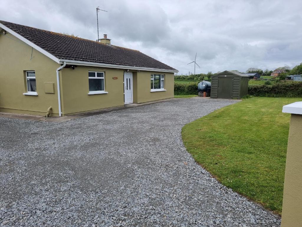 Bungalow fully renovated 2022 close to slob lands and beach photo 2