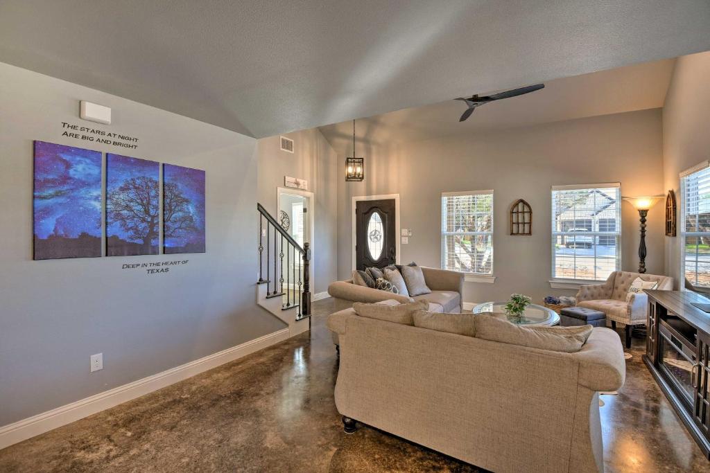 Granbury Home with Hot Tub and Furnished Patio! photo 2