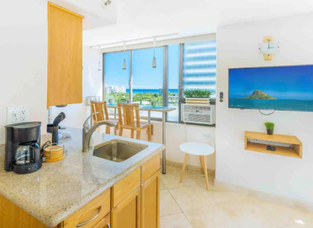 Vacation Apartments in Honolulu Hawaii image