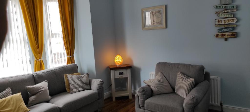 Luxury 3 bedroom house with peaceful garden, sleeps 6 and 2 mins to beach photo 4
