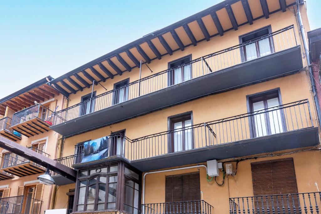 HERITAGE APARTMENTS CERDANYA al carrer Major i parking photo 4
