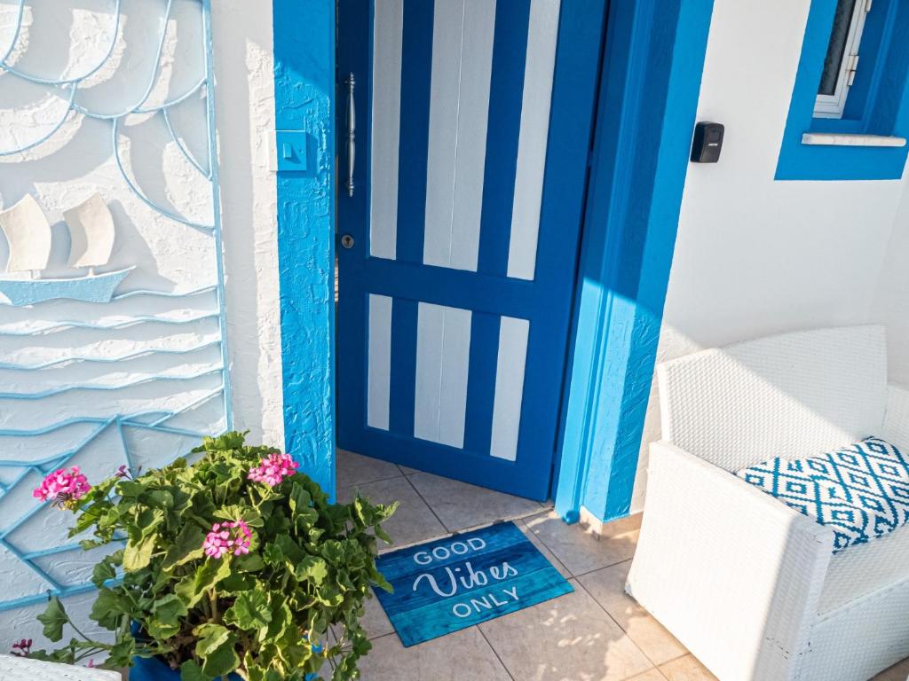 Greek Island Style 2 bedroom Villa with Pool next to the Sea photo 3