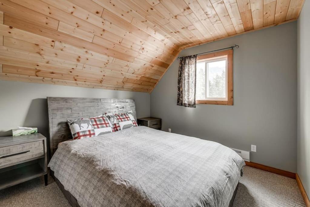 Whiskey Jack, 4 Bedroom Cabin with Outdoor Firepit photo 1
