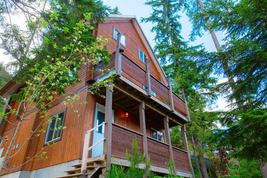 Whiskey Jack, 4 Bedroom Cabin with Outdoor Firepit photo 4