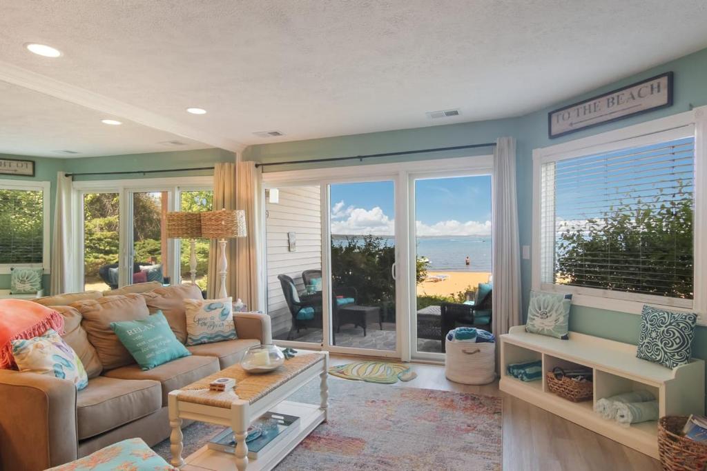 Beachside 109 with Direct Beach Access Pool and Hot Tub image