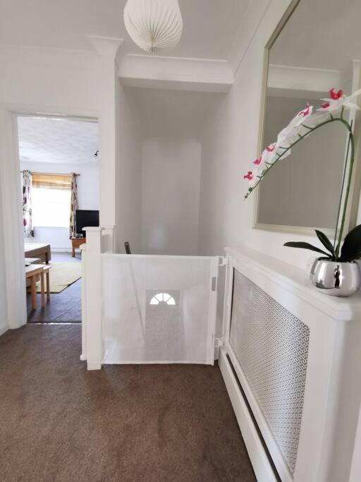 2 bed apt w/ private parking close to town centre