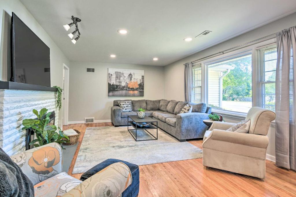 Charming Springfield Home with Private Backyard photo 3