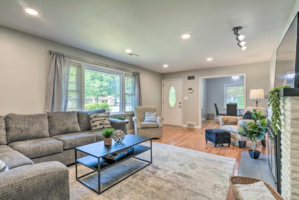 Charming Springfield Home with Private Backyard photo 4