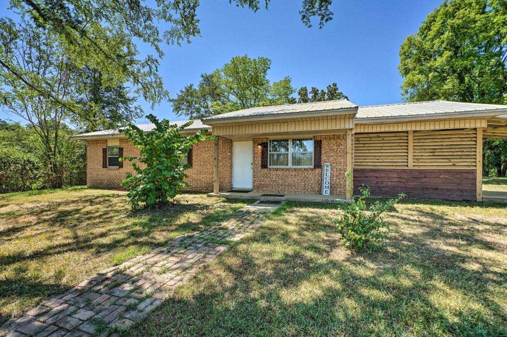 Broken Bow Vacation Rental with Private Hot Tub!