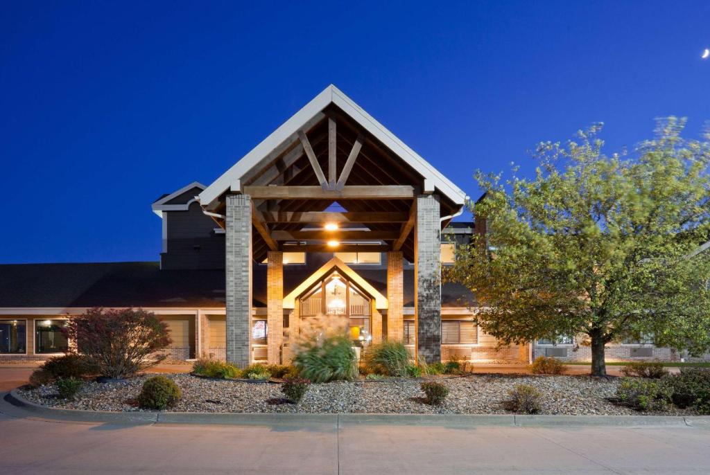 AmericInn by Wyndham Osceola photo 1