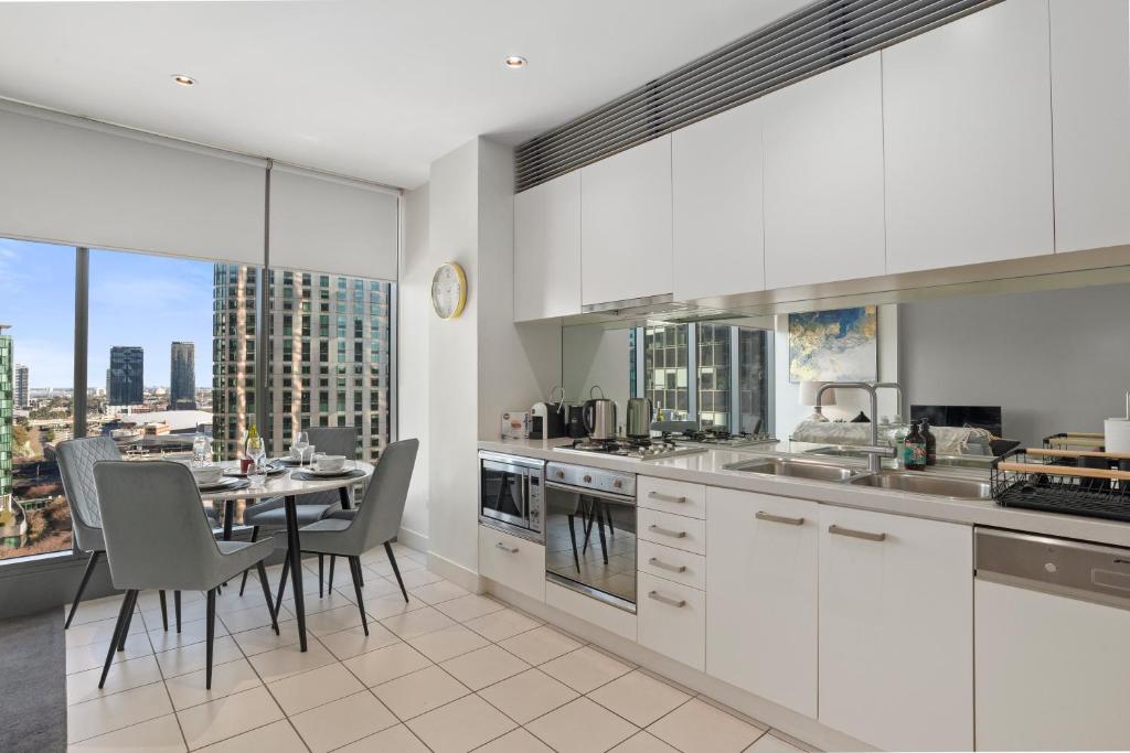 Sophisticated Designer Condo W River & City Views photo 4