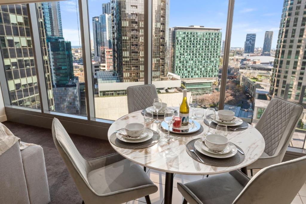 Sophisticated Designer Condo W River & City Views photo 1