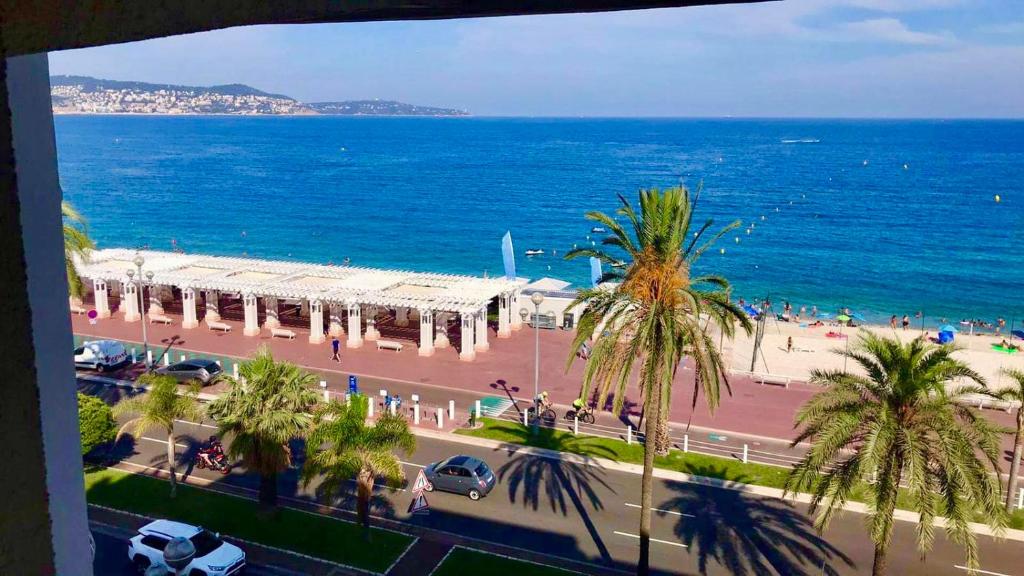 A charming corner on the Promenade des Anglais photo 1