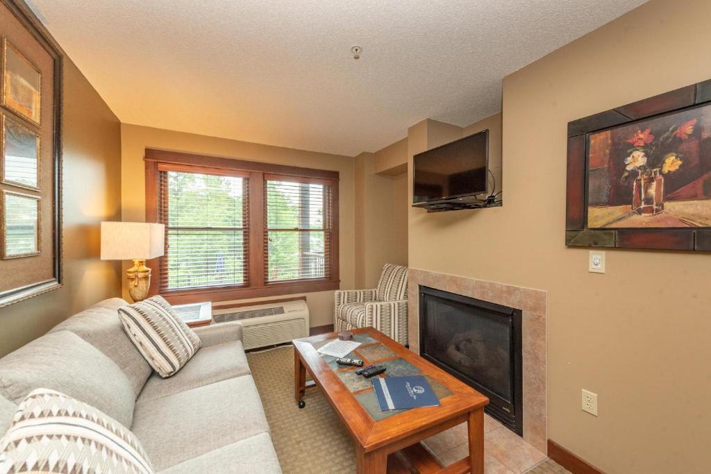 A121 One Bedroom Lake View image