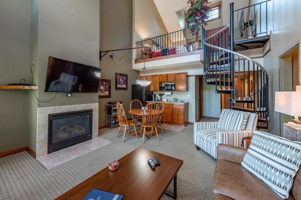 B203 One Bedroom & Loft Lake View image