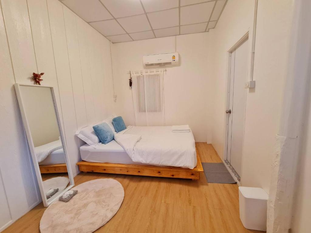 Rub Lom Chom Klong Homestay Room Type - Deluxe Double Room
