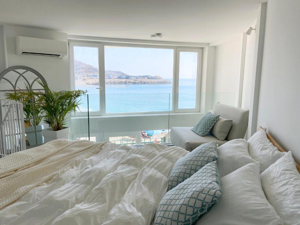 Spectacular Beachfront Duplex on the Mediterranean - Caleta, Catalan Bay photo 4