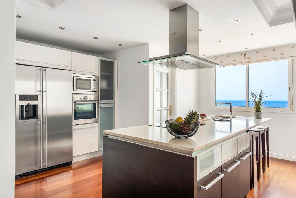Spacious beach apartment with private parking photo 2