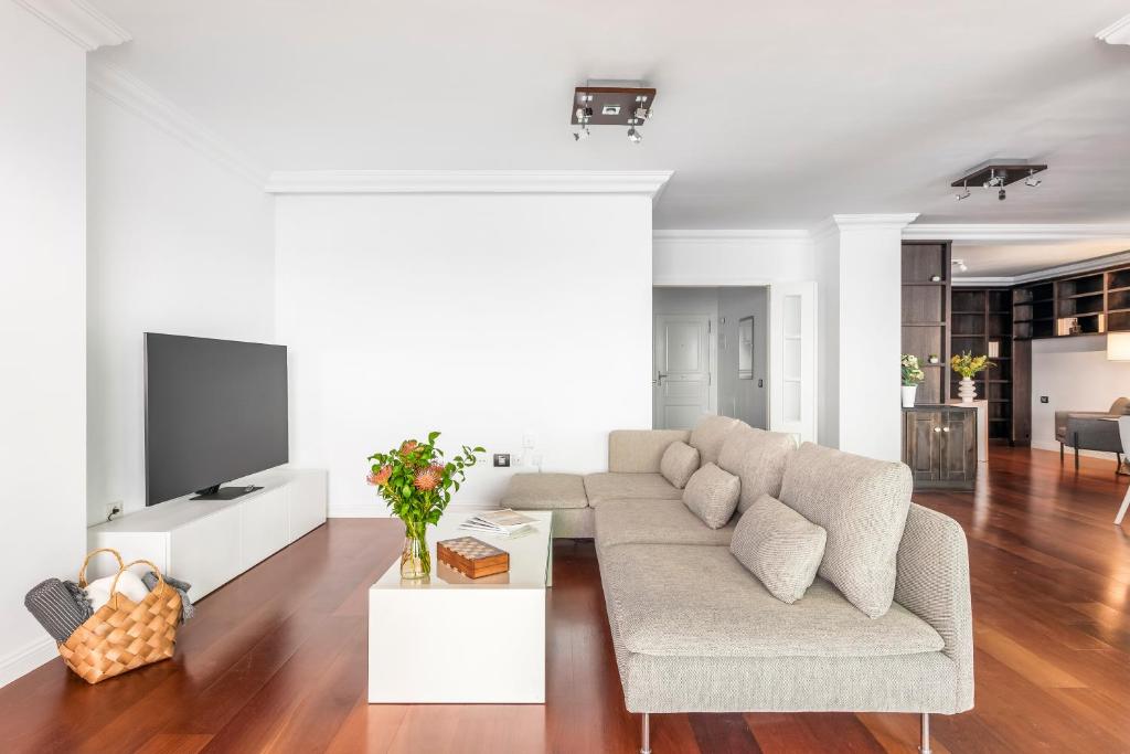 Spacious beach apartment with private parking photo 1