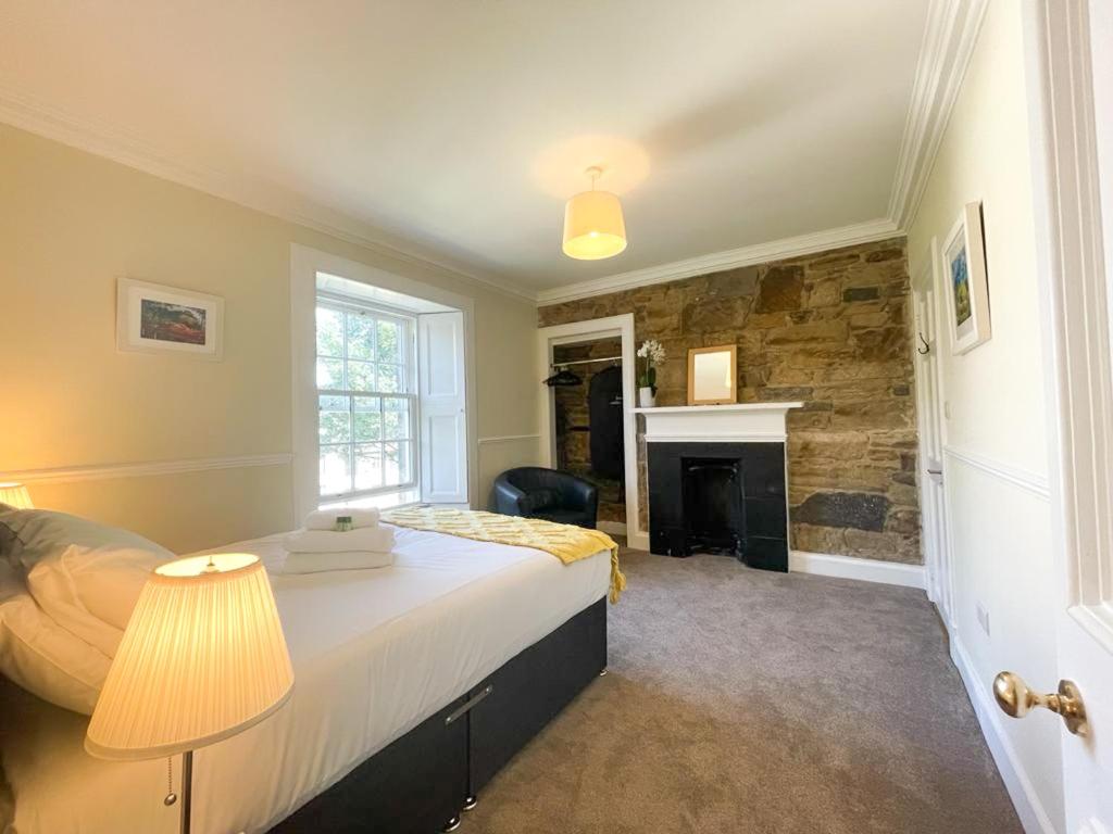 Remarkable 5BR Townhouse with Garden, Sleeps 12 - Tap to explore photos