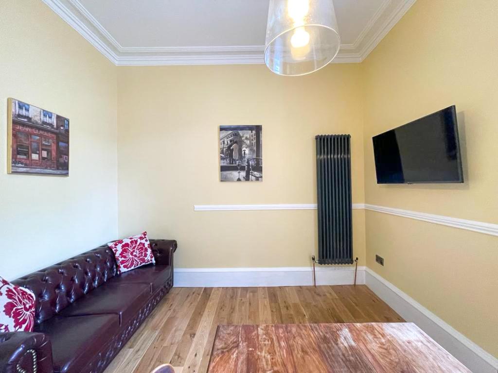 Remarkable 5BR Townhouse with Garden, Sleeps 12 - Tap to explore photos