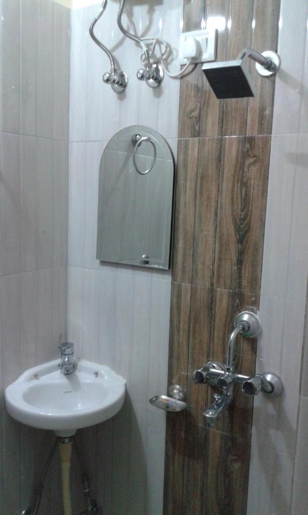 Двухместный (Стандартный двухместный номер с 1 кроватью (без кондиционера)), Madhav Guest House