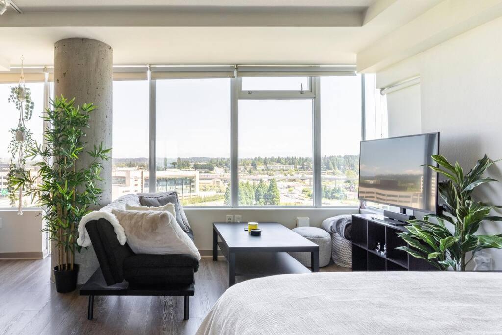Convenient Downtown Bellevue with Virtual Front Desk photo 2